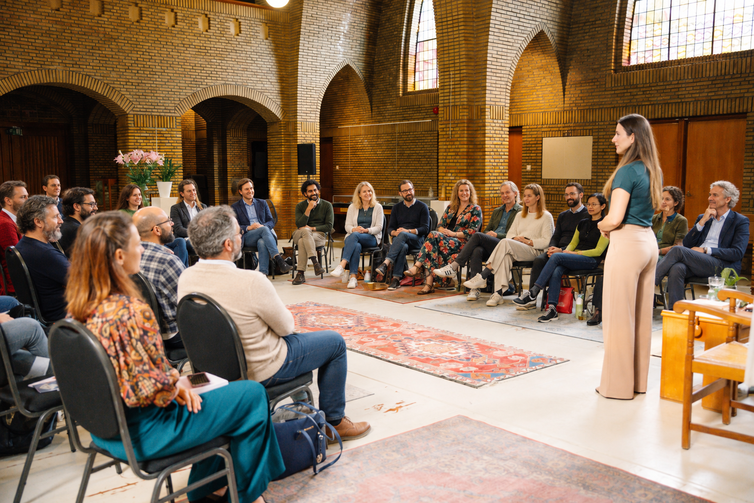 Een kring mensen in gesprek tijdens een offline bijeenkomst